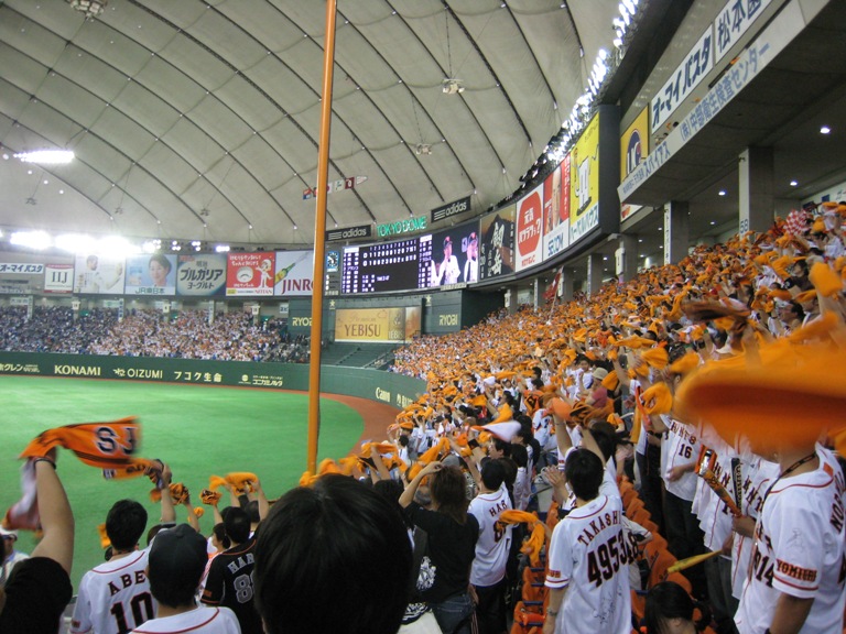 東京ドームライトポール際から大勢の巨人ファンがタオルを振って応援する様子